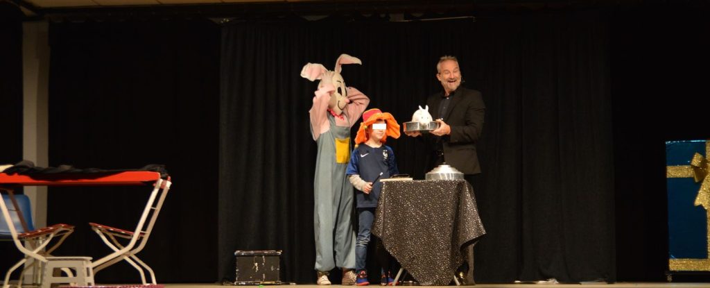 spectacle enfant Brest enfants lèvent les bras animation