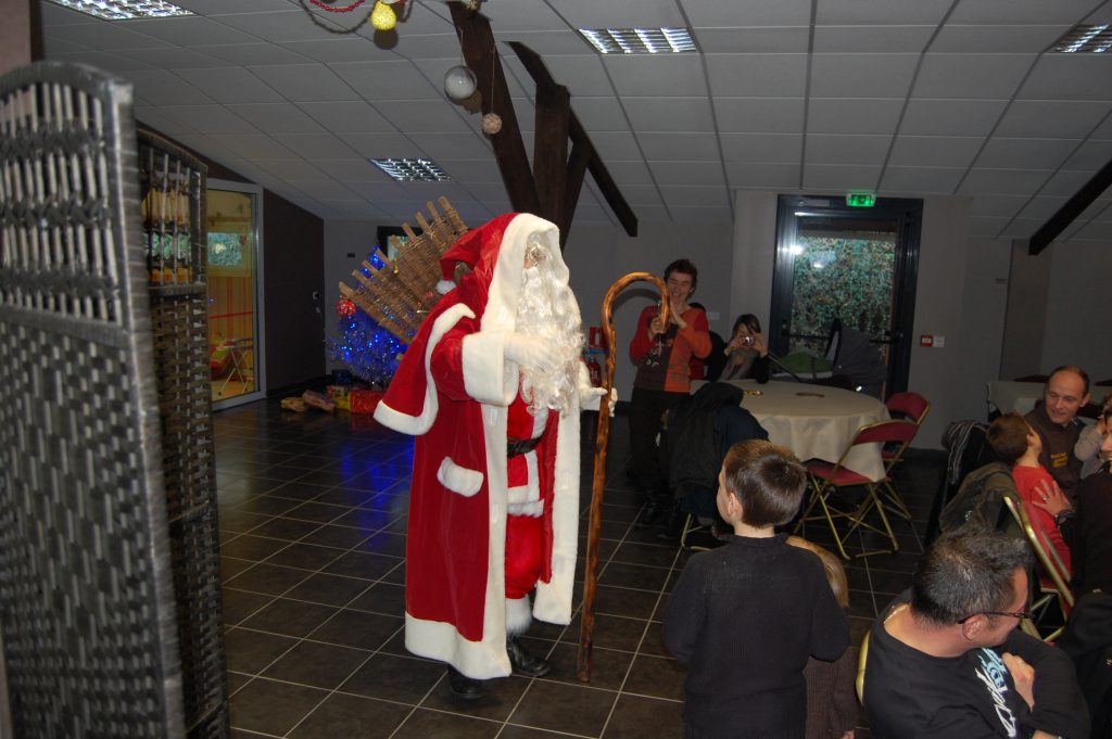 le Pere Noel arrivant pour la remise des cadeaux dans une salle sur Vannes